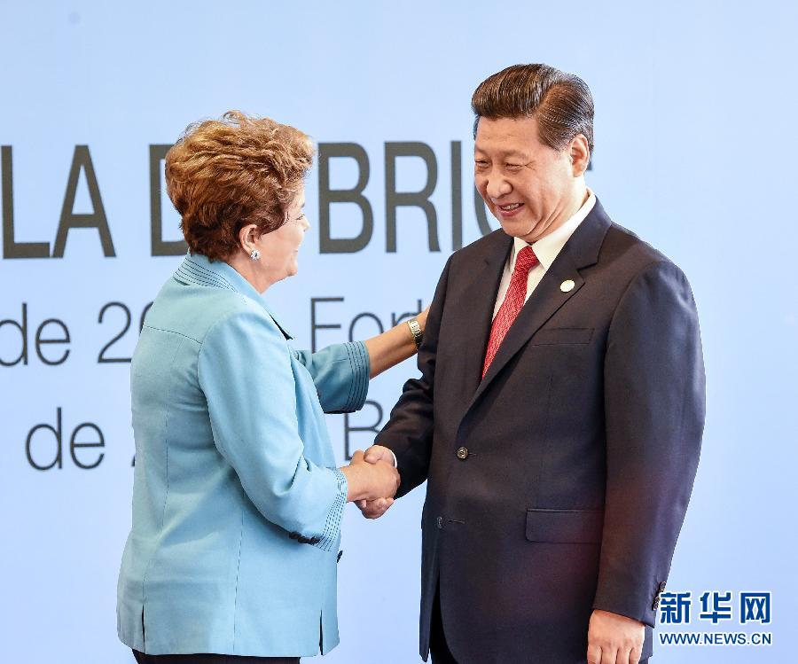 7月15日，國家主席習(xí)近平在巴西福塔萊薩出席金磚國家領(lǐng)導(dǎo)人第六次會晤。這是巴西總統(tǒng)羅塞夫迎接習(xí)近平主席。 新華社記者 李學(xué)仁 攝  