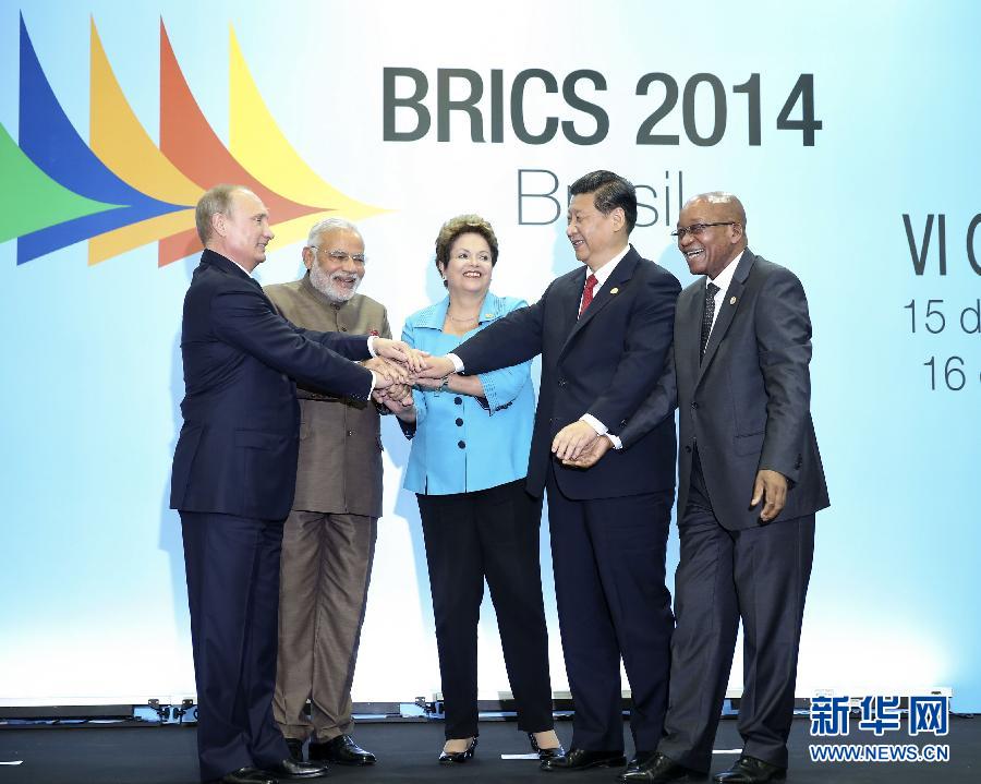 7月15日，國家主席習(xí)近平在巴西福塔萊薩出席金磚國家領(lǐng)導(dǎo)人第六次會晤。這是金磚國家領(lǐng)導(dǎo)人集體合影。 新華社記者蘭紅光攝 