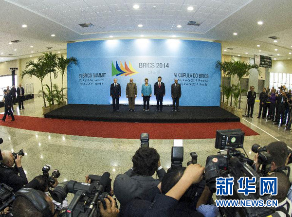 7月15日，國家主席習(xí)近平在巴西福塔萊薩出席金磚國家領(lǐng)導(dǎo)人第六次會晤。這是金磚國家領(lǐng)導(dǎo)人集體合影。 新華社記者王曄攝