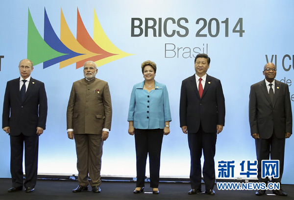  7月15日，國家主席習(xí)近平在巴西福塔萊薩出席金磚國家領(lǐng)導(dǎo)人第六次會晤。這是金磚國家領(lǐng)導(dǎo)人集體合影。 新華社記者蘭紅光攝