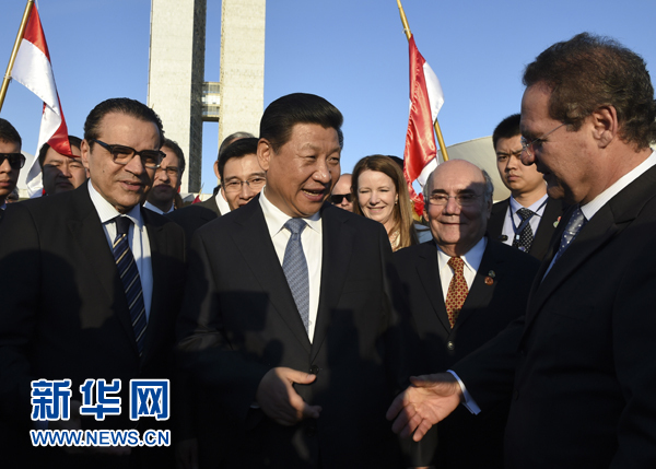 7月16日，國(guó)家主席習(xí)近平在巴西利亞會(huì)見(jiàn)巴西參議長(zhǎng)卡列羅斯（前右）和眾議長(zhǎng)阿爾維斯（前左）。 新華社記者 李學(xué)仁 攝 