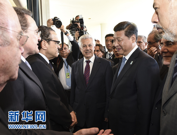 7月16日，國(guó)家主席習(xí)近平在巴西利亞會(huì)見(jiàn)巴西參議長(zhǎng)卡列羅斯和眾議長(zhǎng)阿爾維斯。這是兩院議長(zhǎng)迎接習(xí)近平主席，并介紹議員代表。 新華社記者李學(xué)仁 攝 