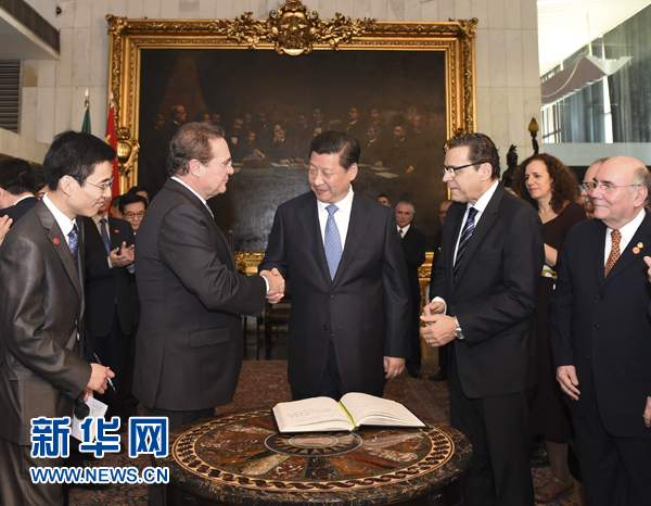 7月16日，國(guó)家主席習(xí)近平在巴西利亞會(huì)見(jiàn)巴西參議長(zhǎng)卡列羅斯（前排左二）和眾議長(zhǎng)阿爾維斯（前排右二）。 新華社記者 李學(xué)仁 攝 