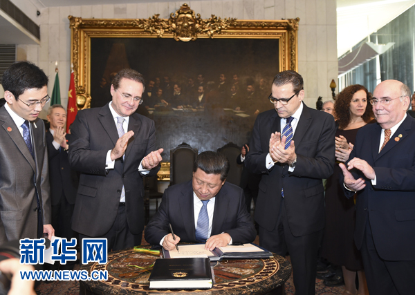 7月16日，國(guó)家主席習(xí)近平在巴西利亞會(huì)見(jiàn)巴西參議長(zhǎng)卡列羅斯（前排左二）和眾議長(zhǎng)阿爾維斯（前排右二）。這是習(xí)近平應(yīng)邀為參眾兩院題詞。新華社記者 李學(xué)仁 攝 