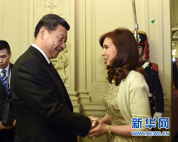 當?shù)貢r間7月18日，國家主席習近平在布宜諾斯艾利斯同阿根廷總統(tǒng)克里斯蒂娜舉行會談。這是會談開始前，克里斯蒂娜在總統(tǒng)府為習近平舉行隆重歡迎儀式。新華社記者 李學仁 攝