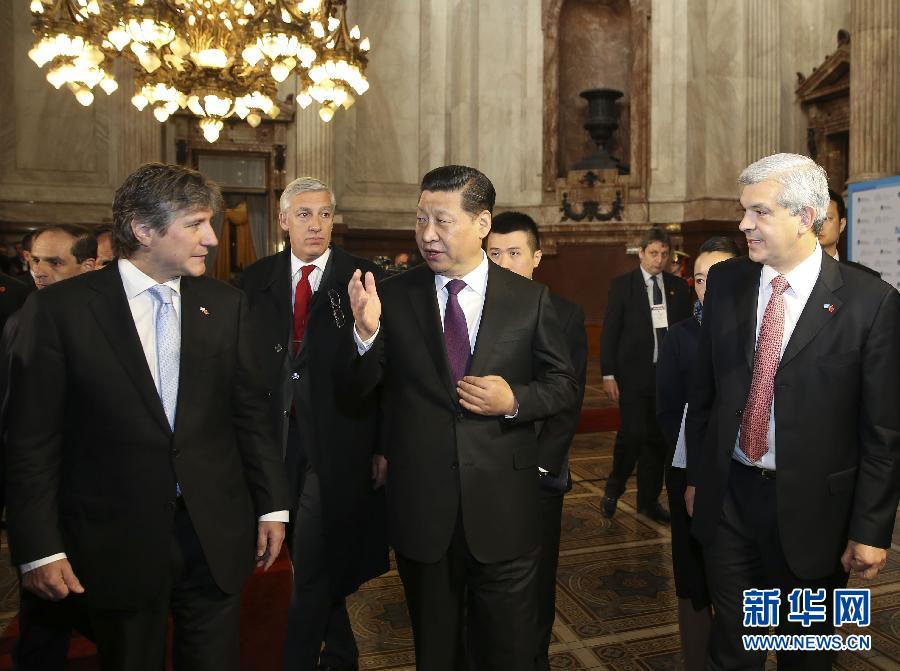 當(dāng)?shù)貢r(shí)間7月19日，國家主席習(xí)近平在布宜諾斯艾利斯會(huì)見阿根廷副總統(tǒng)兼參議長布杜（前左）和眾議長多明格斯（前右）。 新華社記者丁林?jǐn)z 