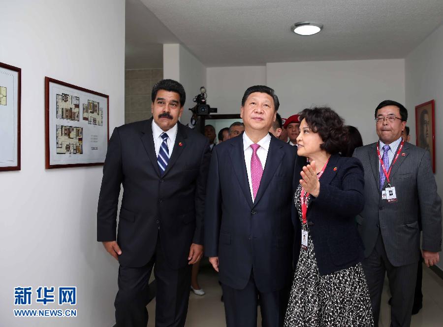 當(dāng)?shù)貢r間7月21日，國家主席習(xí)近平在委內(nèi)瑞拉總統(tǒng)馬杜羅陪同下在加拉加斯參觀蒂烏娜社會住房項目。 新華社記者 蘭紅光 攝