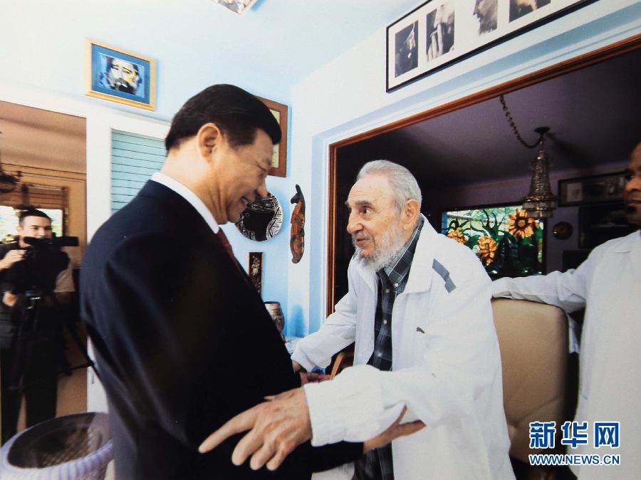 當(dāng)?shù)貢r間7月22日，國家主席習(xí)近平在哈瓦那親切探望古巴革命領(lǐng)袖菲德爾&middot;卡斯特羅。 新華社發(fā)