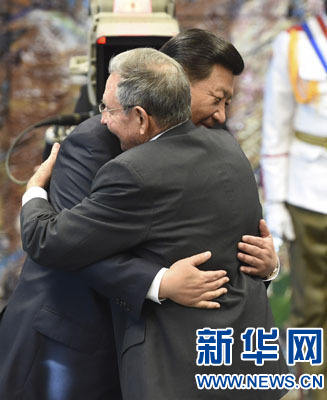 當(dāng)?shù)貢r間7月22日，國家主席習(xí)近平在哈瓦那接受古巴政府授予的&ldquo;何塞&middot;馬蒂&rdquo;勛章。古巴國務(wù)委員會主席兼部長會議主席勞爾&middot;卡斯特羅為習(xí)近平佩戴勛章。新華社記者馬占成攝