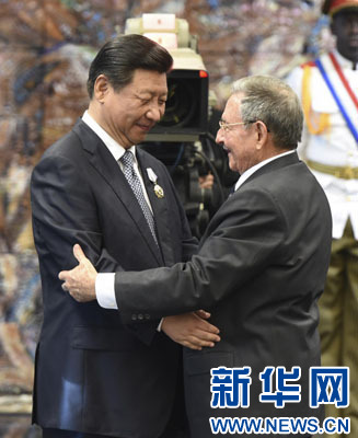 當(dāng)?shù)貢r間7月22日，國家主席習(xí)近平在哈瓦那接受古巴政府授予的&ldquo;何塞&middot;馬蒂&rdquo;勛章。古巴國務(wù)委員會主席兼部長會議主席勞爾&middot;卡斯特羅為習(xí)近平佩戴勛章。新華社記者馬占成攝