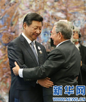 當(dāng)?shù)貢r間7月22日，國家主席習(xí)近平在哈瓦那接受古巴政府授予的&ldquo;何塞&middot;馬蒂&rdquo;勛章。古巴國務(wù)委員會主席兼部長會議主席勞爾&middot;卡斯特羅為習(xí)近平佩戴勛章。新華社記者劉衛(wèi)兵攝