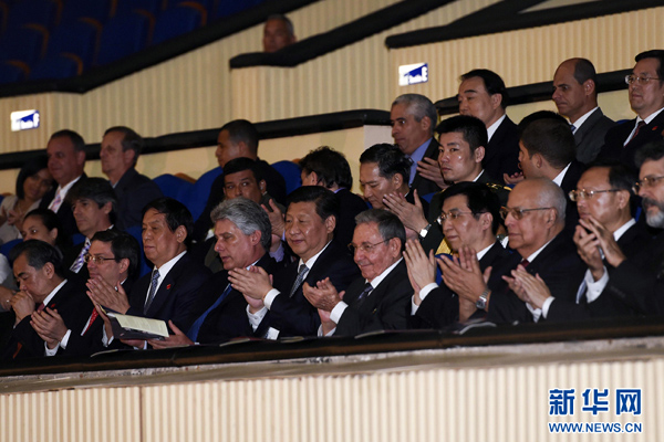      出當?shù)貢r間7月22日，國家主席習近平在哈瓦那與古巴國務委員會主席兼部長會議主席勞爾&middot;卡斯特羅共同觀看中古芭蕾舞聯(lián)合演出。新華社記者李學仁攝 