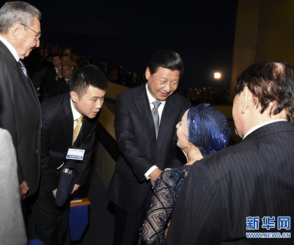     當?shù)貢r間7月22日，國家主席習近平在哈瓦那與古巴國務委員會主席兼部長會議主席勞爾&middot;卡斯特羅共同觀看中古芭蕾舞聯(lián)合演出。新華社記者李學仁攝 