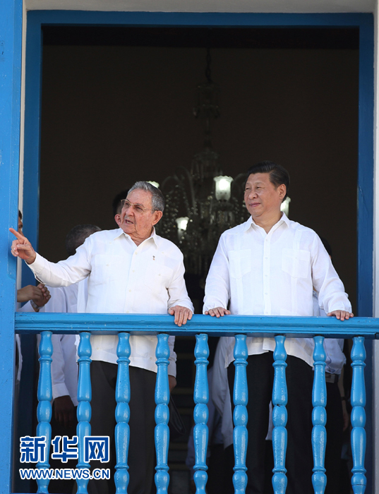 這是習(xí)近平在勞爾陪同下參觀圣地亞哥市政府時一同走上二層陽臺。1959年1月1日，菲德爾&middot;卡斯特羅就是站在這里宣布古巴革命勝利。新華社記者蘭紅光 攝 