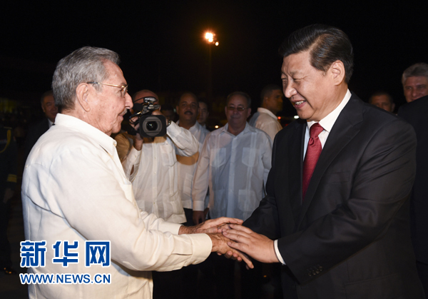 當(dāng)?shù)貢r間7月23日，國家主席習(xí)近平結(jié)束對古巴的訪問，離開圣地亞哥，啟程回國。這是古巴國務(wù)委員會主席兼部長會議主席勞爾&middot;卡斯特羅到機場為習(xí)近平送行。新華社記者 李學(xué)仁 攝 