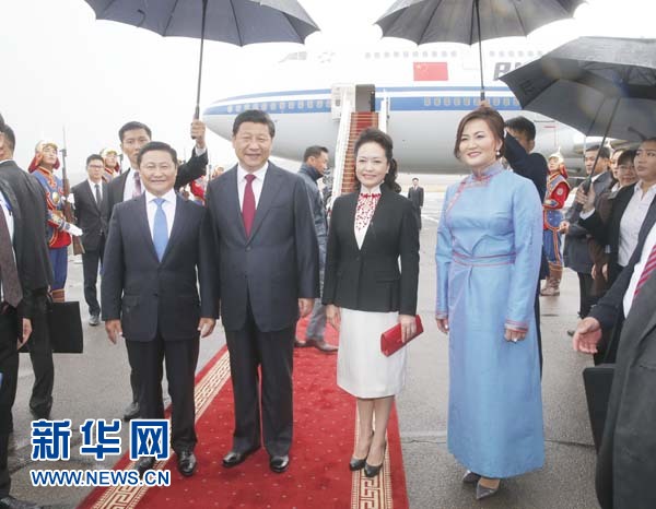 8月21日，國家主席習(xí)近平抵達烏蘭巴托，開始對蒙古國進行國事訪問。習(xí)近平和夫人彭麗媛在機場受到蒙古國總理阿勒坦呼亞格夫婦熱情迎接。新華社記者鞠鵬攝 