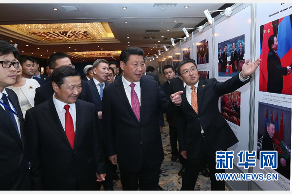 8月22日，國家主席習(xí)近平在烏蘭巴托與蒙古國總理阿勒坦呼亞格共同出席中蒙經(jīng)貿(mào)合作回顧展開幕式。 新華社記者 龐興雷 攝 