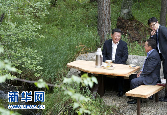 8月22日，國家主席習(xí)近平同蒙古國總統(tǒng)額勒貝格道爾吉在烏蘭巴托市郊的總統(tǒng)官邸再次會晤。這是習(xí)近平同額勒貝格道爾吉會晤后在溪畔飲茶。新華社記者 黃敬文 攝