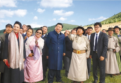 　　八月二十二日，國(guó)家主席習(xí)近平在蒙古國(guó)總統(tǒng)額勒貝格道爾吉陪同下前往烏蘭巴托市郊觀(guān)看那達(dá)慕。這是習(xí)近平和夫人彭麗媛同額勒貝格道爾吉夫婦觀(guān)看表演。新華社記者　鞠鵬攝