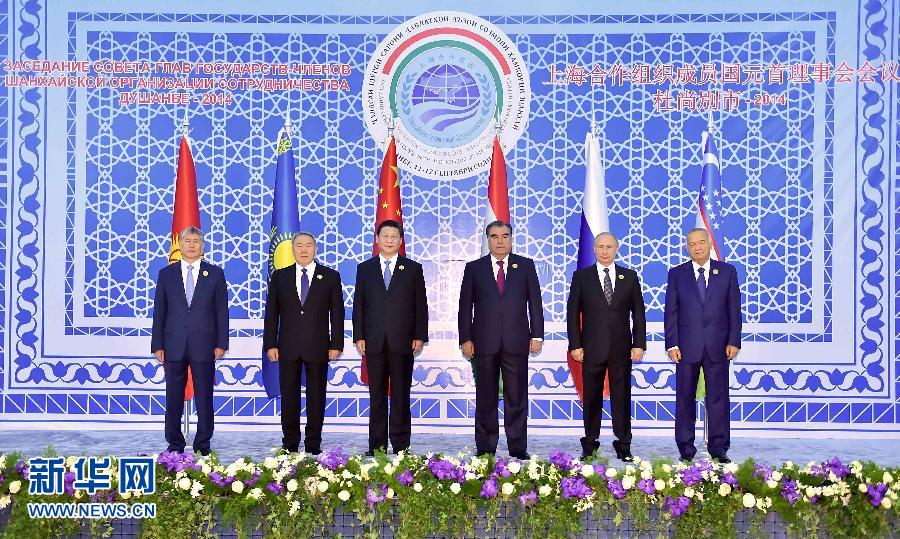 9月12日，上海合作組織成員國元首理事會(huì)第十四次會(huì)議在塔吉克斯坦首都杜尚別舉行。國家主席習(xí)近平出席會(huì)議并發(fā)表重要講話。這是與會(huì)成員國元首集體合影。新華社記者李濤攝 