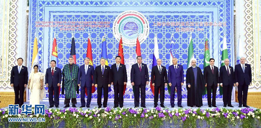 9月12日，上海合作組織成員國元首理事會第十四次會議在塔吉克斯坦首都杜尚別舉行。國家主席習(xí)近平出席會議并發(fā)表重要講話。這是與會成員國元首、觀察員國領(lǐng)導(dǎo)人或代表、主席國客人以及有關(guān)國際和地區(qū)組織代表集體合影。新華社記者李濤攝 