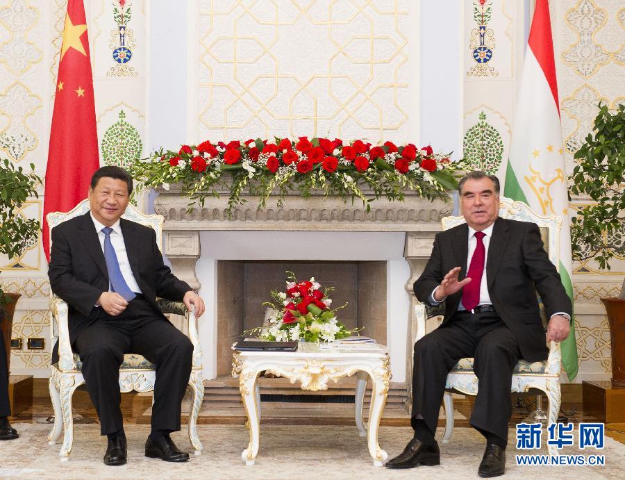 9月13日，國家主席習近平在杜尚別同塔吉克斯坦總統(tǒng)拉赫蒙舉行會談。 新華社記者黃敬文攝 