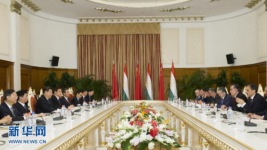 9月13日，國家主席習近平在杜尚別同塔吉克斯坦總統(tǒng)拉赫蒙舉行會談。 新華社記者謝環(huán)馳攝 