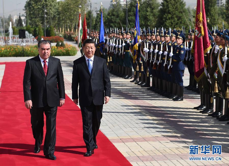 9月13日，國(guó)家主席習(xí)近平在杜尚別同塔吉克斯坦總統(tǒng)拉赫蒙舉行會(huì)談。會(huì)談前，拉赫蒙在民族宮前廣場(chǎng)為習(xí)近平舉行隆重的歡迎儀式。新華社記者馬占成攝 