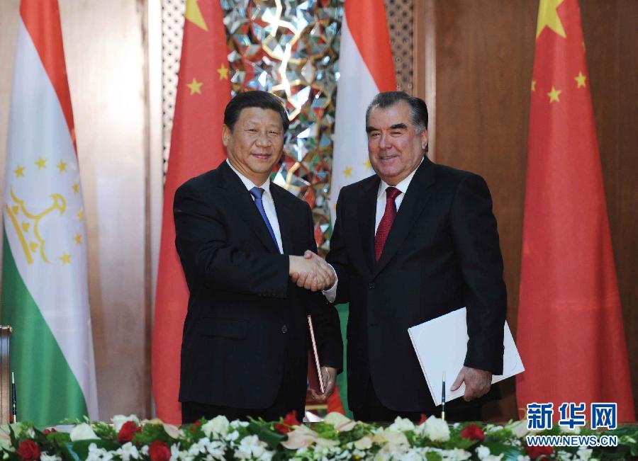 9月13日，國家主席習近平和塔吉克斯坦總統(tǒng)拉赫蒙在杜尚別共同簽署《中塔關(guān)于進一步發(fā)展和深化戰(zhàn)略伙伴關(guān)系的聯(lián)合宣言》。新華社記者謝環(huán)馳攝 