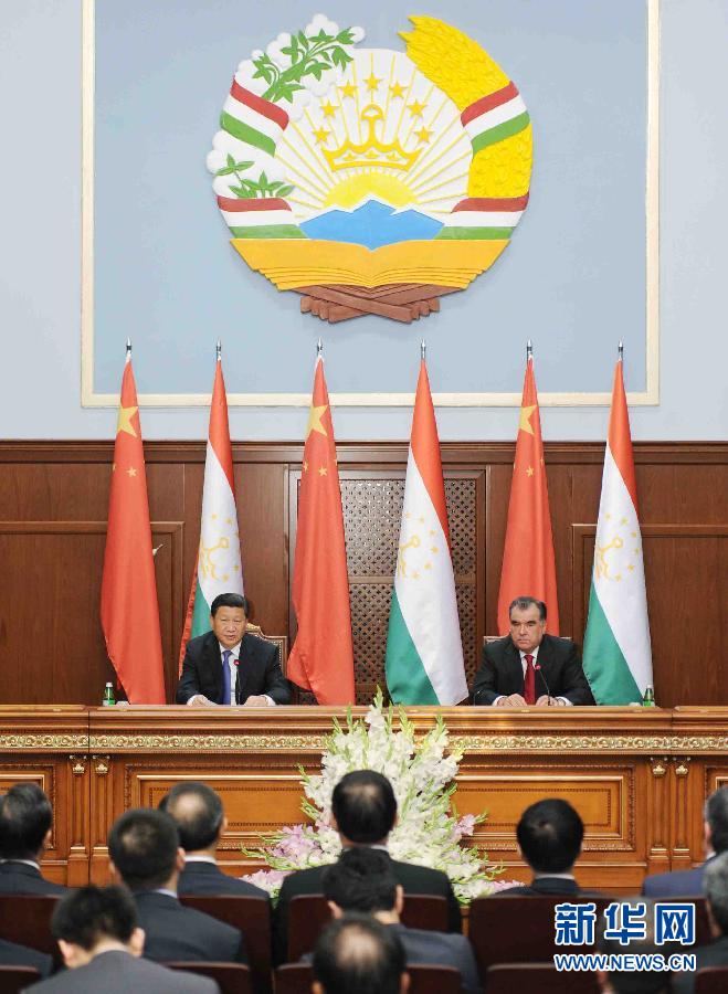 9月13日，國家主席習近平同塔吉克斯坦總統(tǒng)拉赫蒙在杜尚別共同會見記者。 新華社記者謝環(huán)馳攝