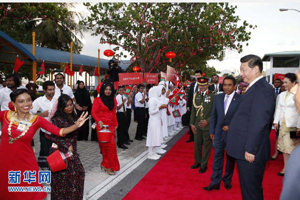 9月14日，國家主席習(xí)近平抵達(dá)馬累，開始對馬爾代夫進(jìn)行國事訪問。習(xí)近平和夫人彭麗媛在機(jī)場受到馬爾代夫總統(tǒng)亞明夫婦的熱情迎接。 新華社記者 鞠鵬 攝