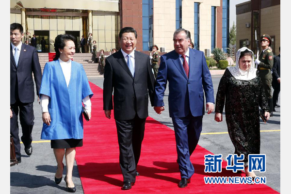 9月14日，國(guó)家主席習(xí)近平結(jié)束對(duì)塔吉克斯坦的國(guó)事訪問，乘坐專機(jī)離開杜尚別。拉赫蒙總統(tǒng)夫婦專程到機(jī)場(chǎng)為習(xí)近平和夫人彭麗媛送行。新華社記者 鞠鵬 攝 