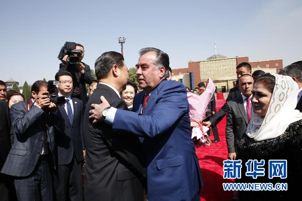 9月14日，國(guó)家主席習(xí)近平結(jié)束對(duì)塔吉克斯坦的國(guó)事訪問，乘坐專機(jī)離開杜尚別。拉赫蒙總統(tǒng)夫婦專程到機(jī)場(chǎng)為習(xí)近平和夫人彭麗媛送行。新華社記者 鞠鵬 攝 