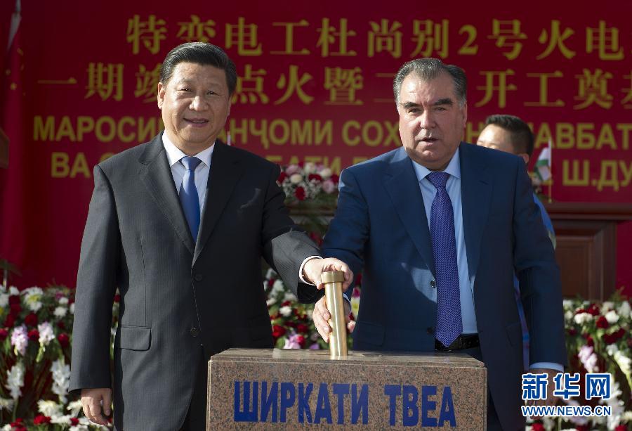 9月13日，國家主席習(xí)近平和塔吉克斯坦總統(tǒng)拉赫蒙在杜尚別共同出席中塔兩國重大合作項(xiàng)目&mdash;&mdash;杜尚別2號(hào)熱電廠一期工程竣工儀式、二期工程開工儀式。這是習(xí)近平和拉赫蒙一同將裝有兩國元首簽名二期工程奠基紀(jì)念頁的金色金屬管放入水泥墩中。 新華社記者黃敬文攝 