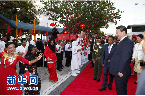  9月14日，國家主席習(xí)近平抵達(dá)馬累，開始對馬爾代夫進(jìn)行國事訪問。習(xí)近平和夫人彭麗媛在機(jī)場受到馬爾代夫總統(tǒng)亞明夫婦的熱情迎接。新華社記者 鞠鵬 攝 