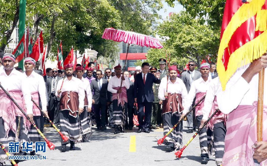9月15日，國(guó)家主席習(xí)近平同馬爾代夫總統(tǒng)亞明在馬累舉行會(huì)談。會(huì)談前，亞明在共和國(guó)廣場(chǎng)為習(xí)近平舉行歡迎儀式。 新華社記者 鞠鵬 攝