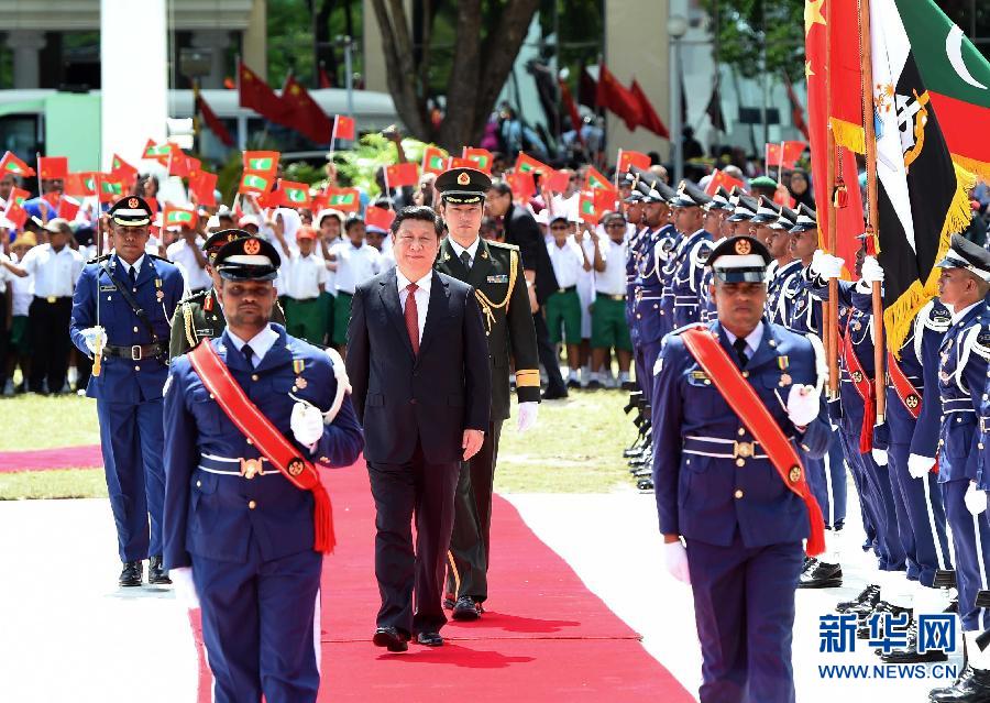 9月15日，國(guó)家主席習(xí)近平同馬爾代夫總統(tǒng)亞明在馬累舉行會(huì)談。會(huì)談前，亞明在共和國(guó)廣場(chǎng)為習(xí)近平舉行歡迎儀式。 新華社記者 馬占成 攝 