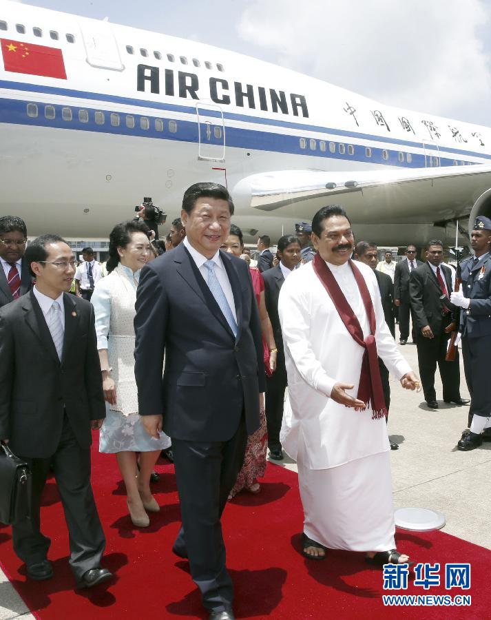 9月16日，國家主席習(xí)近平抵達(dá)科倫坡，開始對斯里蘭卡進(jìn)行國事訪問。在班達(dá)拉奈克國際機(jī)場，習(xí)近平和夫人彭麗媛受到拉賈帕克薩總統(tǒng)夫婦熱情迎接。新華社記者鞠鵬攝 