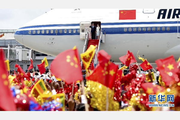 9月16日，國家主席習(xí)近平抵達(dá)科倫坡，開始對斯里蘭卡進(jìn)行國事訪問。這是習(xí)近平和夫人彭麗媛向歡迎群眾揮手致意。 新華社記者馬占成攝 