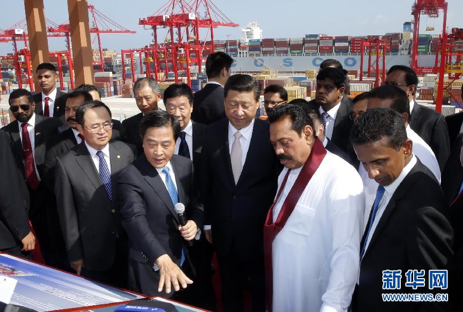 9月17日，國家主席習(xí)近平在斯里蘭卡總統(tǒng)拉賈帕克薩陪同下，考察中斯重要合作項(xiàng)目&mdash;&mdash;科倫坡港南集裝箱碼頭。 新華社記者 鞠鵬 攝