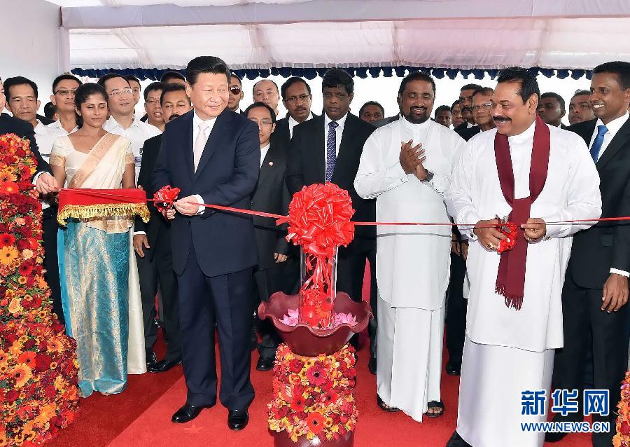 9月17日，國家主席習(xí)近平在斯里蘭卡總統(tǒng)拉賈帕克薩陪同下考察中斯港口合作項(xiàng)目。這是習(xí)近平和拉賈帕克薩為港口城開工剪彩。 新華社記者李濤 攝