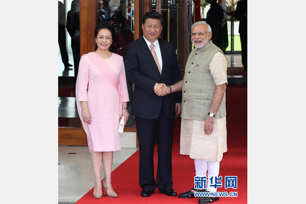 9月17日，國家主席習(xí)近平在古吉拉特邦艾哈邁達(dá)巴德會見印度總理莫迪。這是會見前，莫迪在習(xí)近平下榻的賓館前迎接習(xí)近平和夫人彭麗媛。 新華社記者 龐興雷 攝