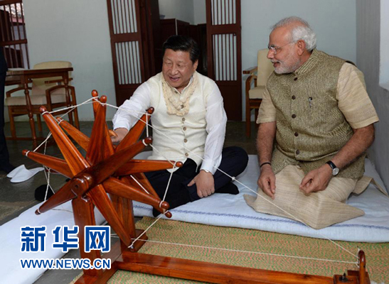 9月17日，國家主席習(xí)近平在印度古吉拉特邦進(jìn)行訪問。印度總理莫迪全程陪同。這是習(xí)近平在參觀甘地故居時，親自搖動甘地曾經(jīng)使用過的紡車。新華社記者 馬占成 攝
