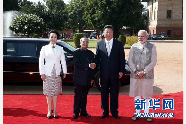 9月18日，國家主席習近平出席印度總統(tǒng)慕克吉在總統(tǒng)府舉行的隆重歡迎儀式。這是儀式前，習近平與慕克吉親切握手。 新華社記者 鞠鵬 攝