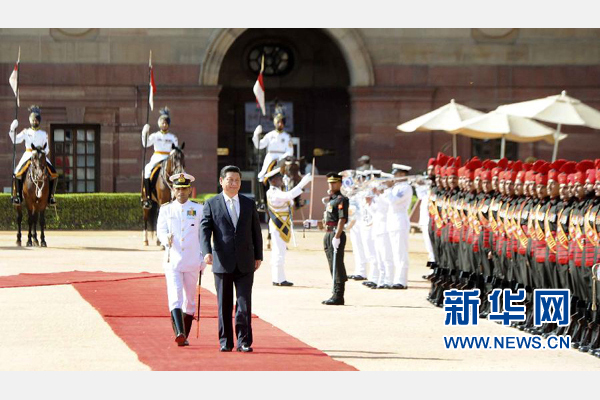 9月18日，國家主席習近平出席印度總統(tǒng)慕克吉在總統(tǒng)府舉行的隆重歡迎儀式。 新華社記者 張鐸 攝