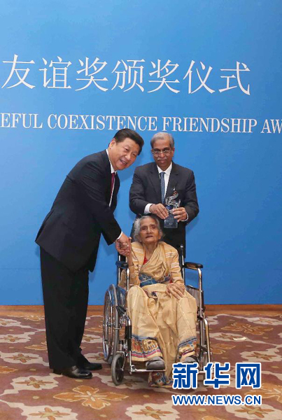 9月19日，國(guó)家主席習(xí)近平在新德里會(huì)見(jiàn)印度友好人士、友好團(tuán)體代表，并頒發(fā)和平共處五項(xiàng)原則友誼獎(jiǎng)，表彰他們長(zhǎng)期致力于中印友好事業(yè)。新華社記者龐興雷攝 