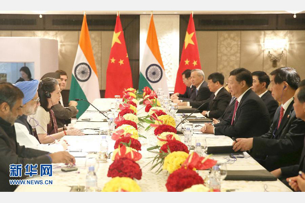 9月19日，國(guó)家主席習(xí)近平在新德里會(huì)見(jiàn)印度國(guó)大黨主席索尼婭&middot;甘地和前總理辛格。 新華社記者姚大偉攝