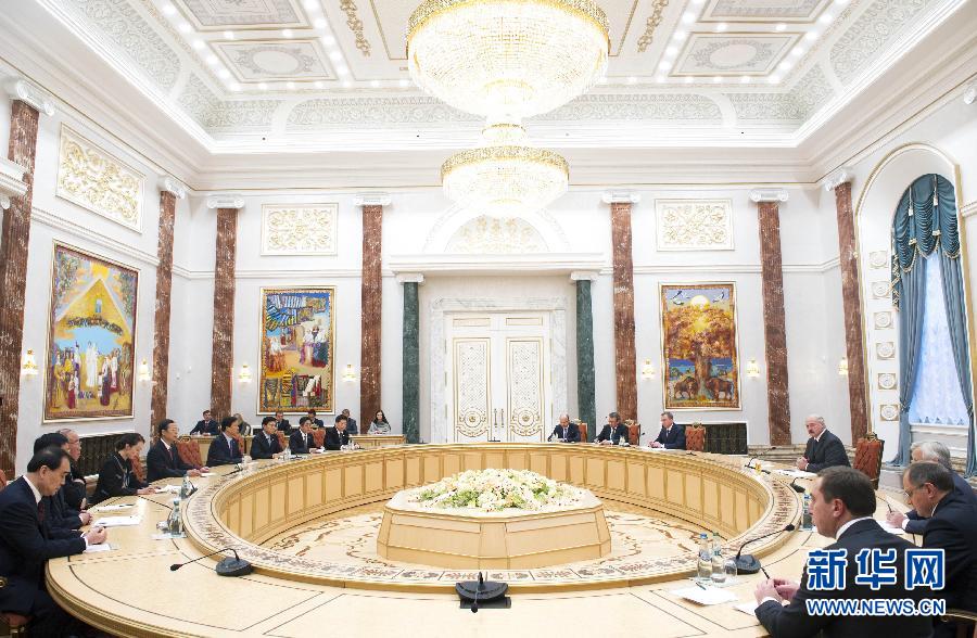 9月26日，應(yīng)邀訪問白俄羅斯的國務(wù)院副總理張高麗在明斯克會見白俄羅斯總統(tǒng)盧卡申科。新華社記者王曄攝 