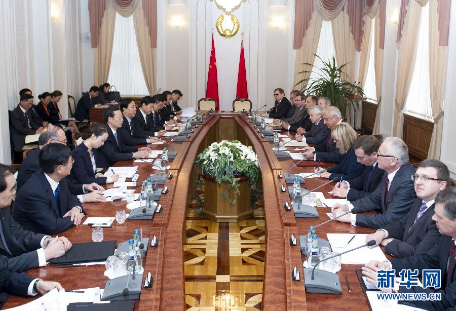  9月27日，應(yīng)邀訪問白俄羅斯的國務(wù)院副總理張高麗在明斯克同白俄羅斯總理米亞斯尼科維奇舉行會談。 新華社記者王曄攝