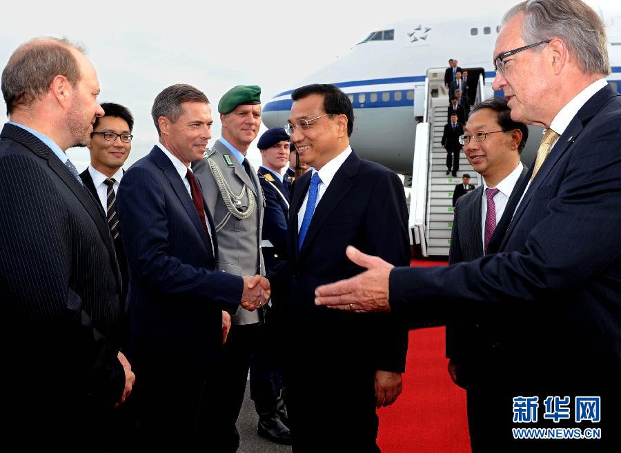 10月9日，國務(wù)院總理李克強抵達柏林開始對德國進行正式訪問。德國政府高級官員到機場迎接。 新華社記者 饒愛民 攝